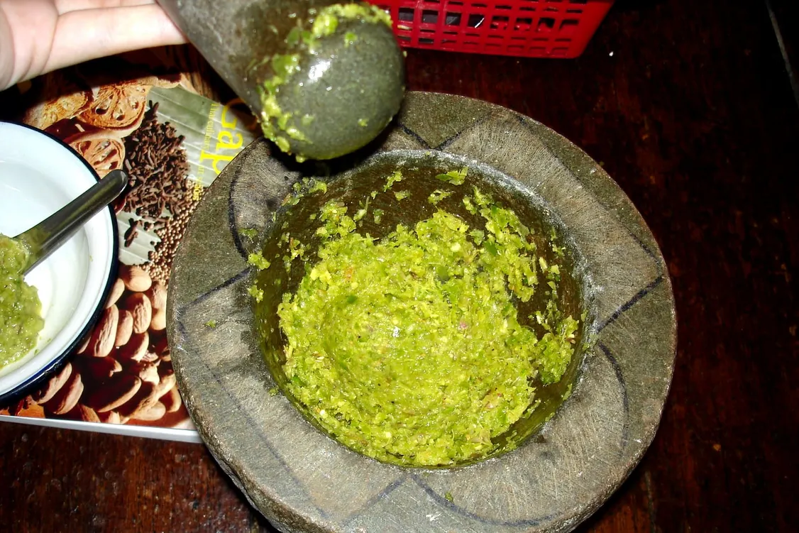 Préparation du curry vert dans la cuisine de BAAN SUAN, rue Rodier à Paris