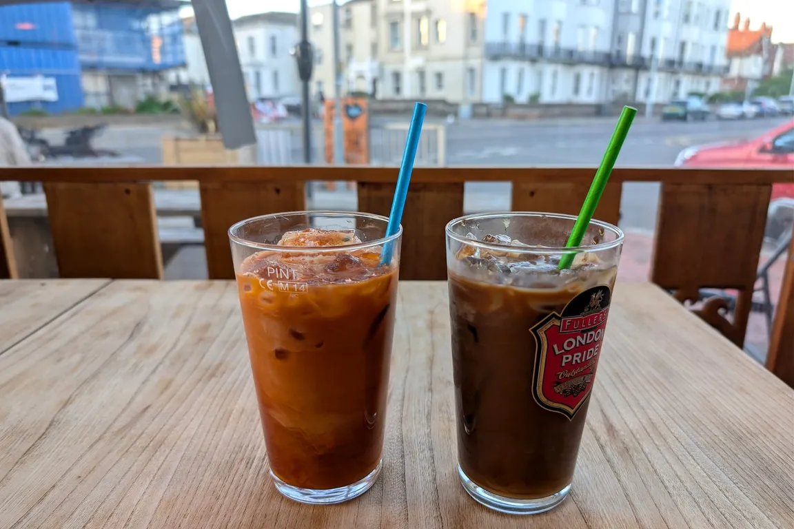 Thé glacé thaï – BAAN SUAN, restaurant thaï à Paris 9e