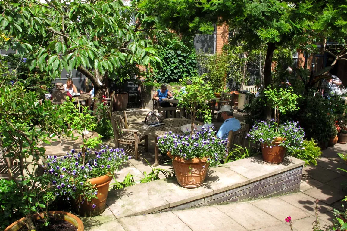 La cour, d’avril à octobre – BAAN SUAN, restaurant thaï à Paris 9e
