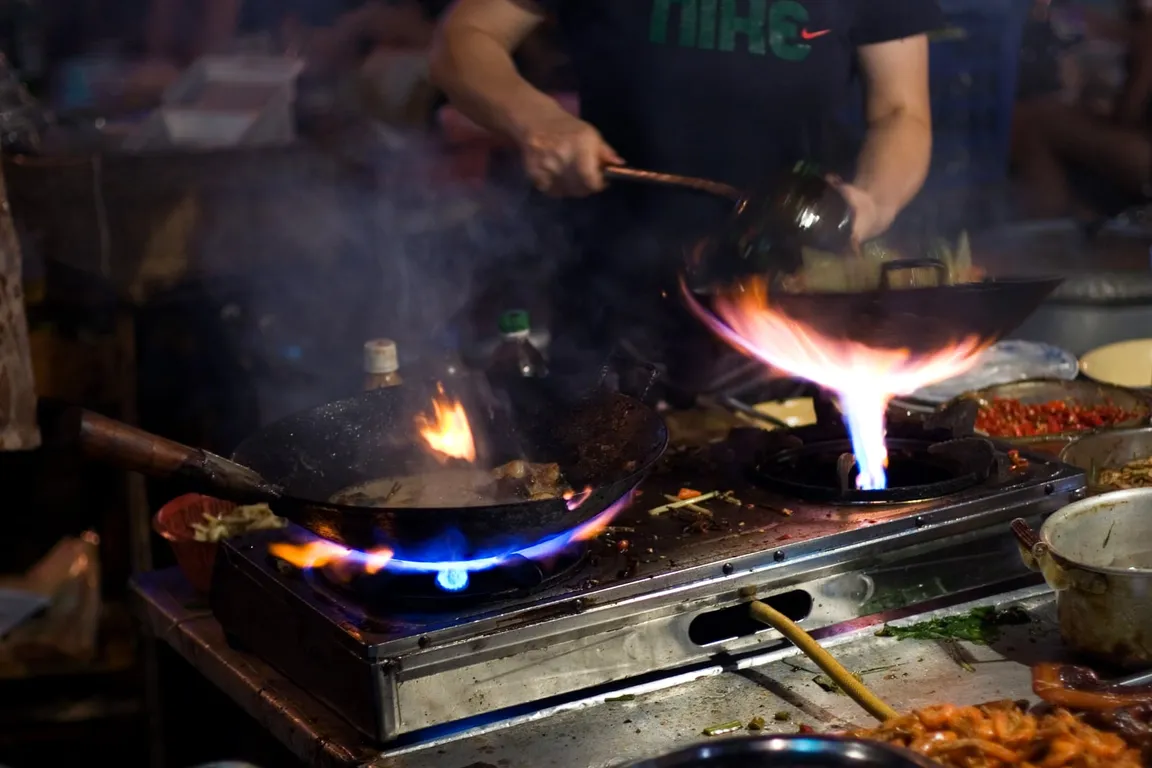 Le wok, à pleine flamme – BAAN SUAN, restaurant thaï à Paris 9e