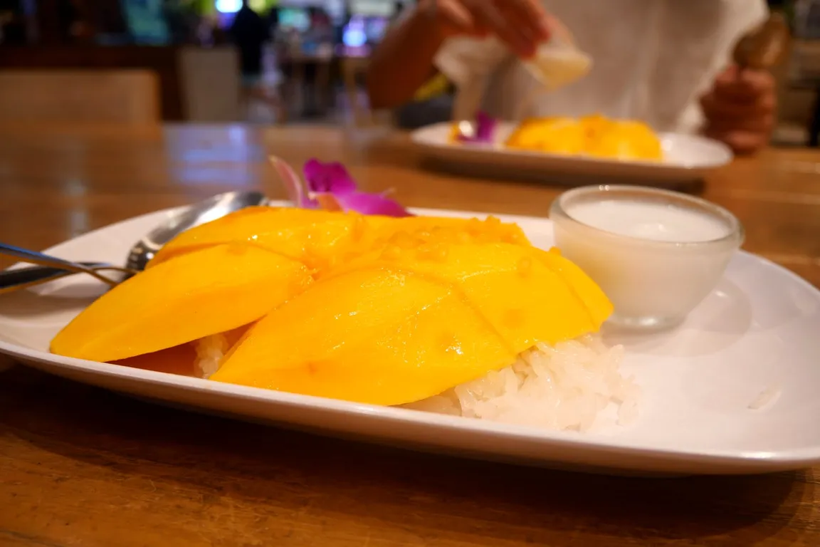 Riz gluant à la mangue – BAAN SUAN, restaurant thaï à Paris 9e