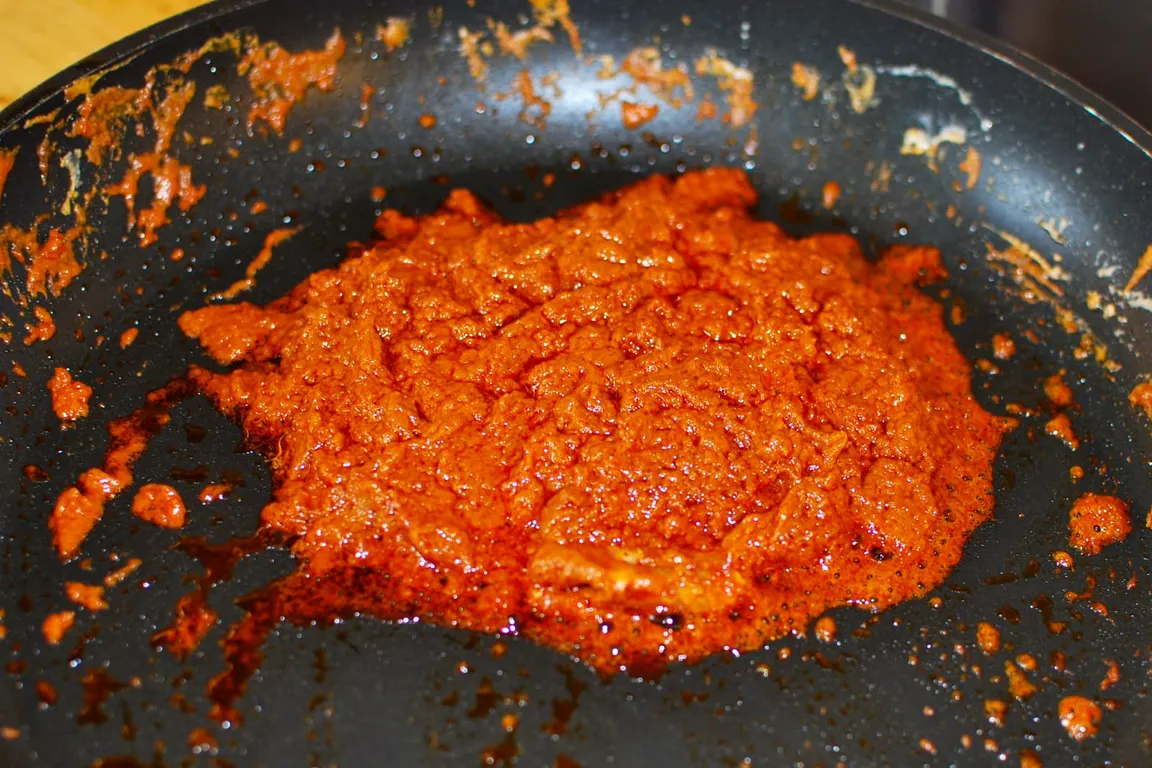 La pâte de curry, sur le feu – BAAN SUAN, restaurant thaï à Paris 9e