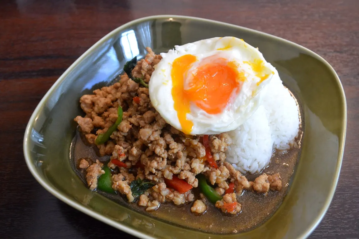 Basilic sacré sauté – BAAN SUAN, restaurant thaï à Paris 9e