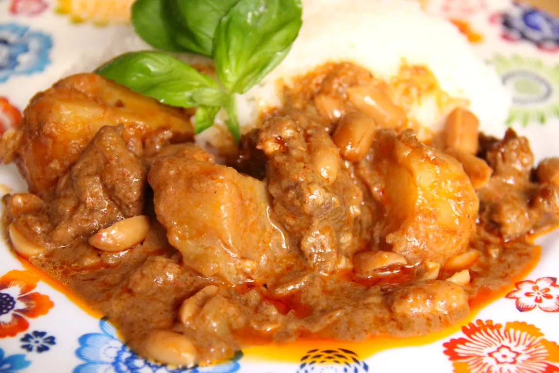 Massaman de bœuf – BAAN SUAN, restaurant thaï à Paris 9e