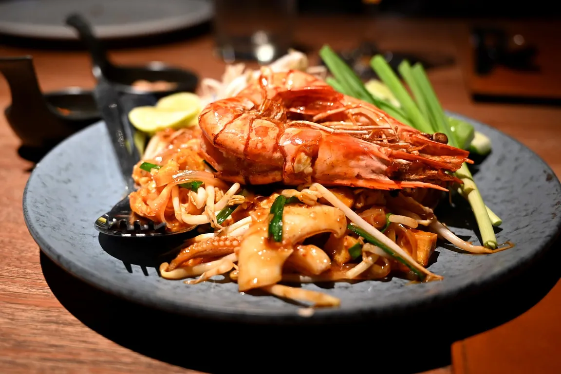 Pad thaï aux crevettes – BAAN SUAN, restaurant thaï à Paris 9e