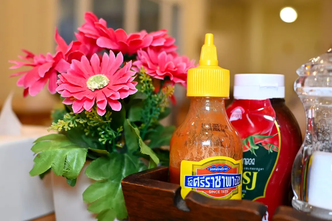 Le panier de sauces, sur chaque table – BAAN SUAN, restaurant thaï à Paris 9e
